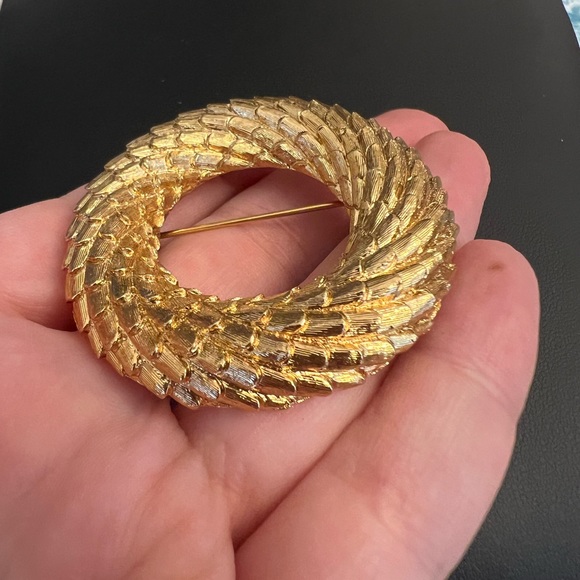 Vintage Brooch Monet Wreath Textured Circle Leaf Bark Overlapping Gold tone - Picture 11 of 12